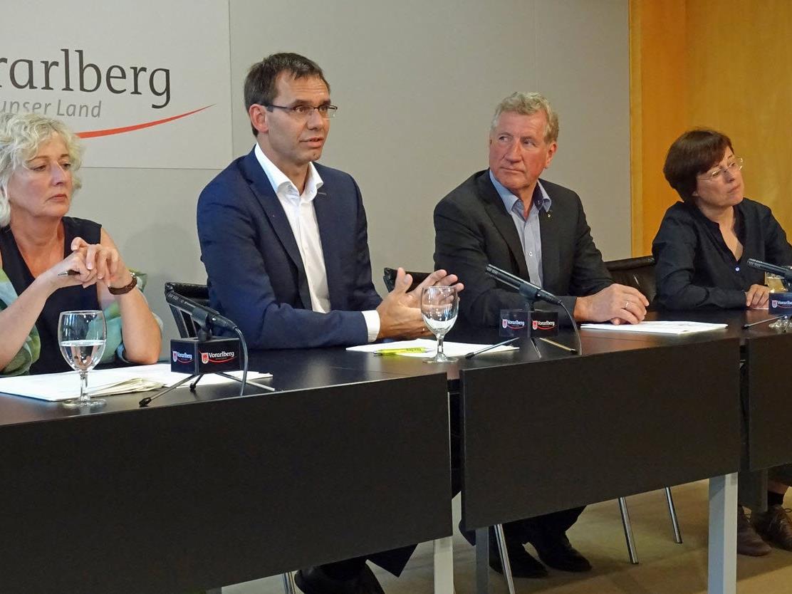 LH Wallner, LR Schwärzler, LR Wiesflecker und okay-Geschäftsführerin Grabherr informierten über den strategischen Ansatz des Landes Vorarlberg in Sachen Integration