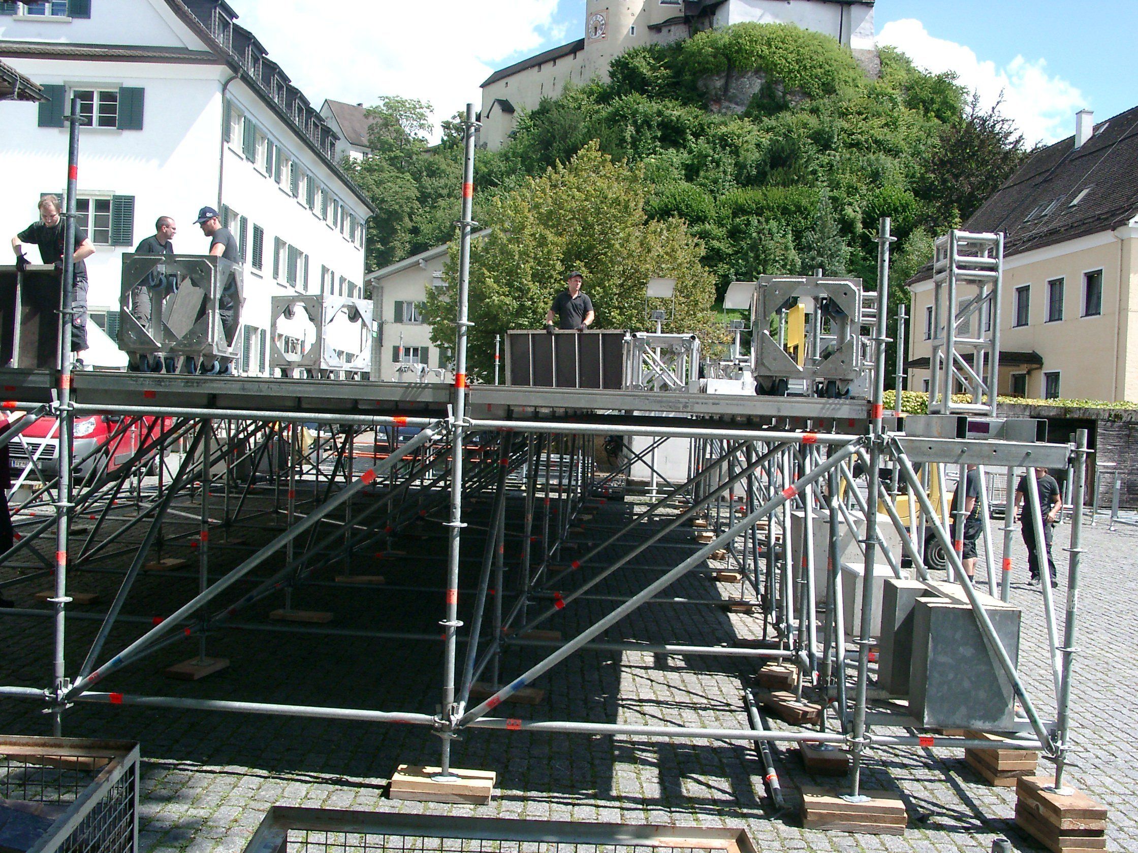 Bühnenaufbau im Rankweiler Open Air voll im Gang Bühnenaufbau im Rankweiler Open Air voll im Gang