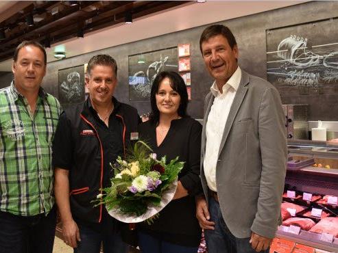 SPAR-Geschäftsführer Gerhard Ritter und Gebietsleiter Hanno Schwendinger gratulieren den Kaufleuten Roland und Andrea Feurstein zum wiedereröffneten SPAR-Markt