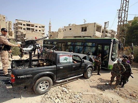 Die Stadt Daraya wird unter Bewachung syrischer Truppen evakuiert