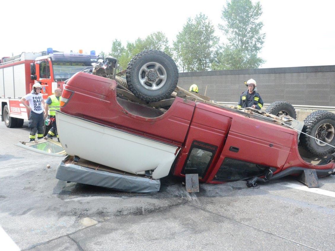 Ein Fahrzeugüberschlag sorgte am Montag für kilometerlangen Stau auf der A1. Ein Fahrzeugüberschlag sorgte am Montag für kilometerlangen Stau auf der A1.