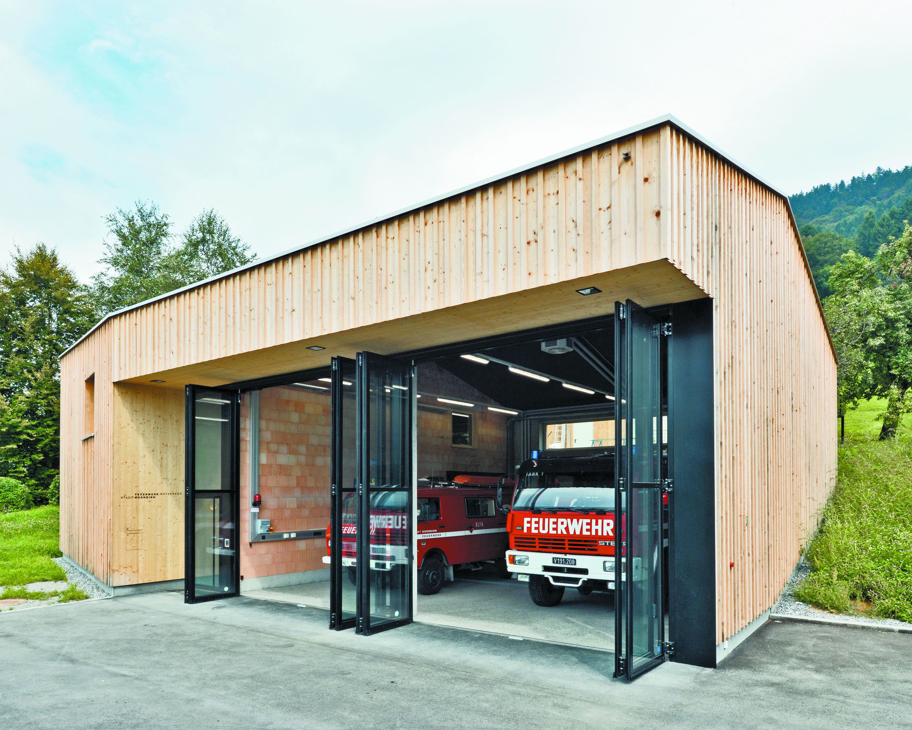 Das neue Feuerwehrgerätehaus ist schlicht, einfach und funktionell. Das neue Feuerwehrgerätehaus ist schlicht, einfach und funktionell.