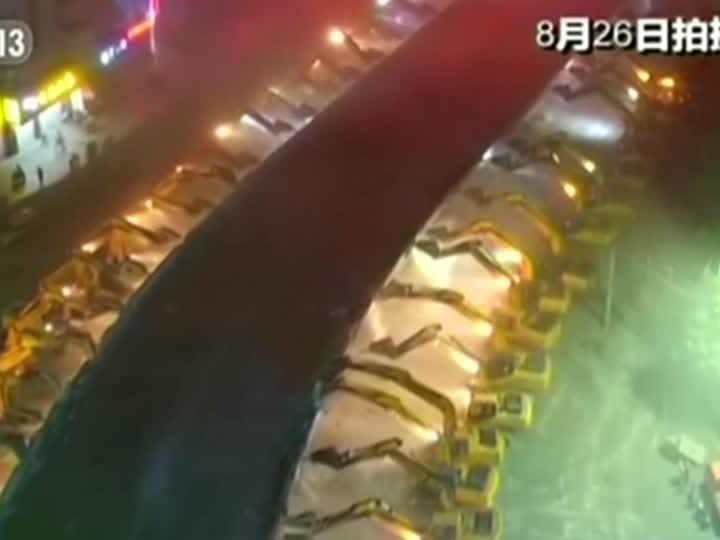 In China nehmen sich über 100 Bagger gleichzeitig einen Brücken-Abriss vor.