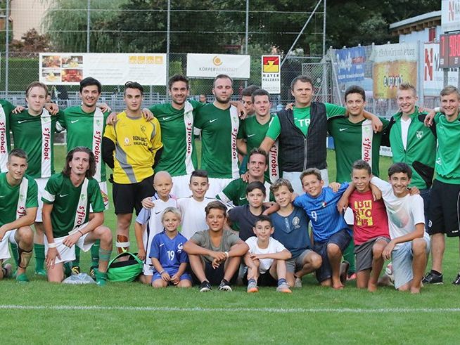 Das siegreiche 1b mit dem jungen Fanclub Das siegreiche 1b mit dem jungen Fanclub