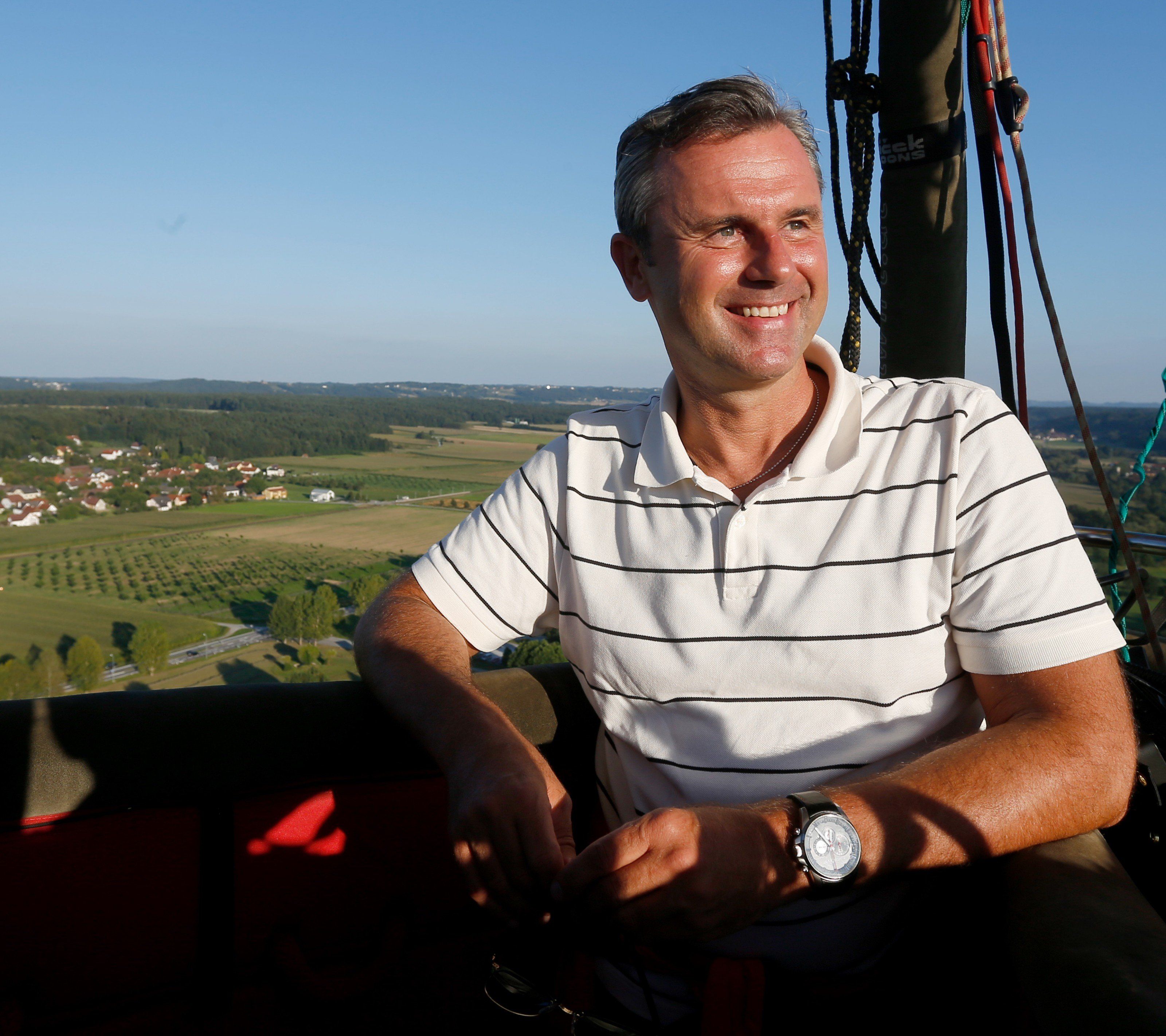 Norbert Hofer beim Flug mit dem Heißluftballon.