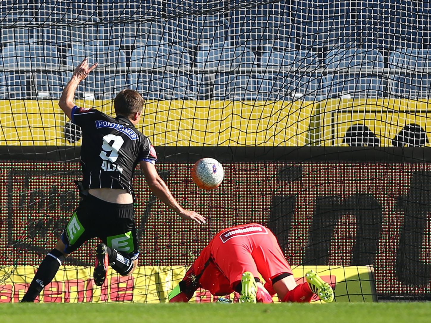 Die Wiener Austria verlor mit 3:1 gegen Sturm Graz. Die Wiener Austria verlor mit 3:1 gegen Sturm Graz.