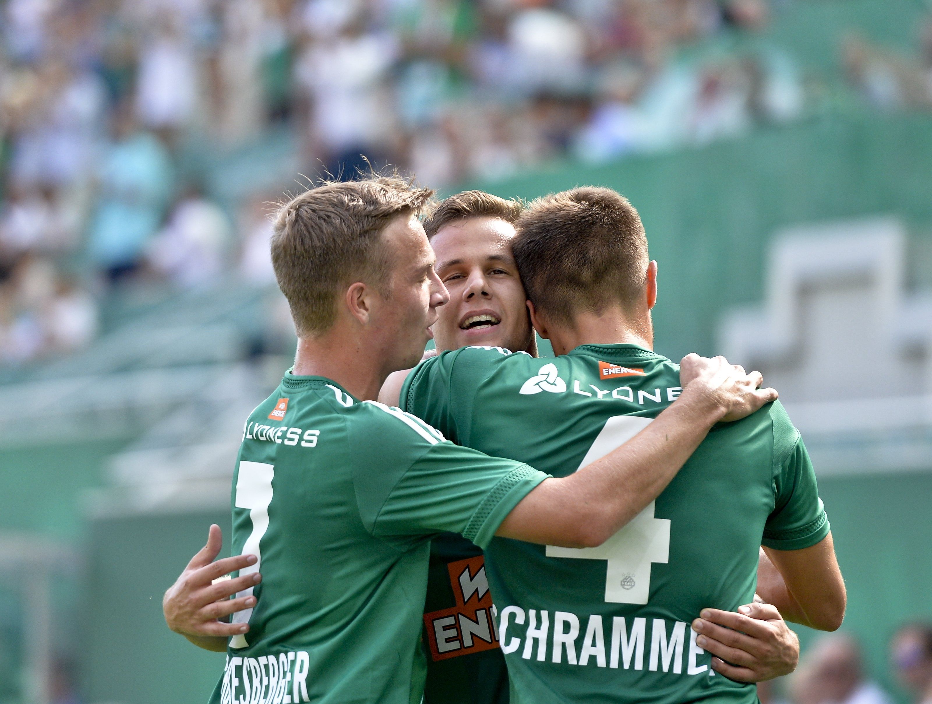 Philipp Schobesberger (l.) wird am Knie operiert. Philipp Schobesberger (l.) wird am Knie operiert.