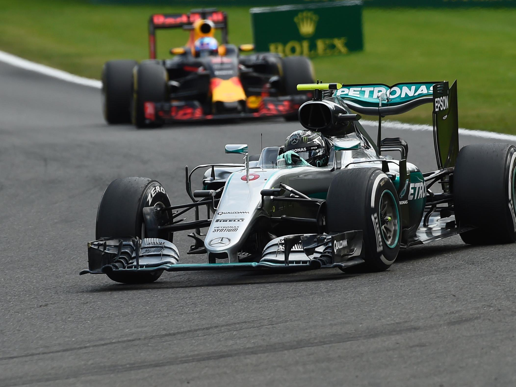 Nico Rosberg hat einen turbulenten Formel-1-Grand-Prix von Belgien gewonnen.