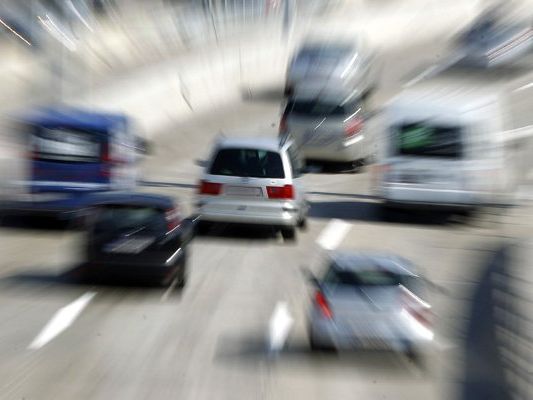 Auf einer englischen Autobahn kam es beinahe zu einem Unfall mit Fußgängern. (Symbolbild) Auf einer englischen Autobahn kam es beinahe zu einem Unfall mit Fußgängern. (Symbolbild)