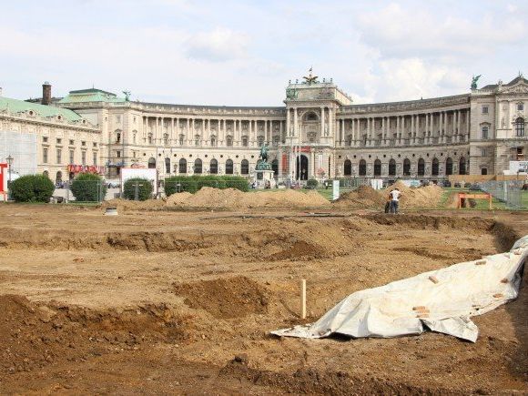 Bei Grabungen am Heldenplatz wurden Wurfgranaten gefunden und sichergestellt Bei Grabungen am Heldenplatz wurden Wurfgranaten gefunden und sichergestellt