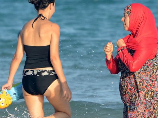 Eine Frau im Burkini beim Baden. (Symbolbild) Eine Frau im Burkini beim Baden. (Symbolbild)