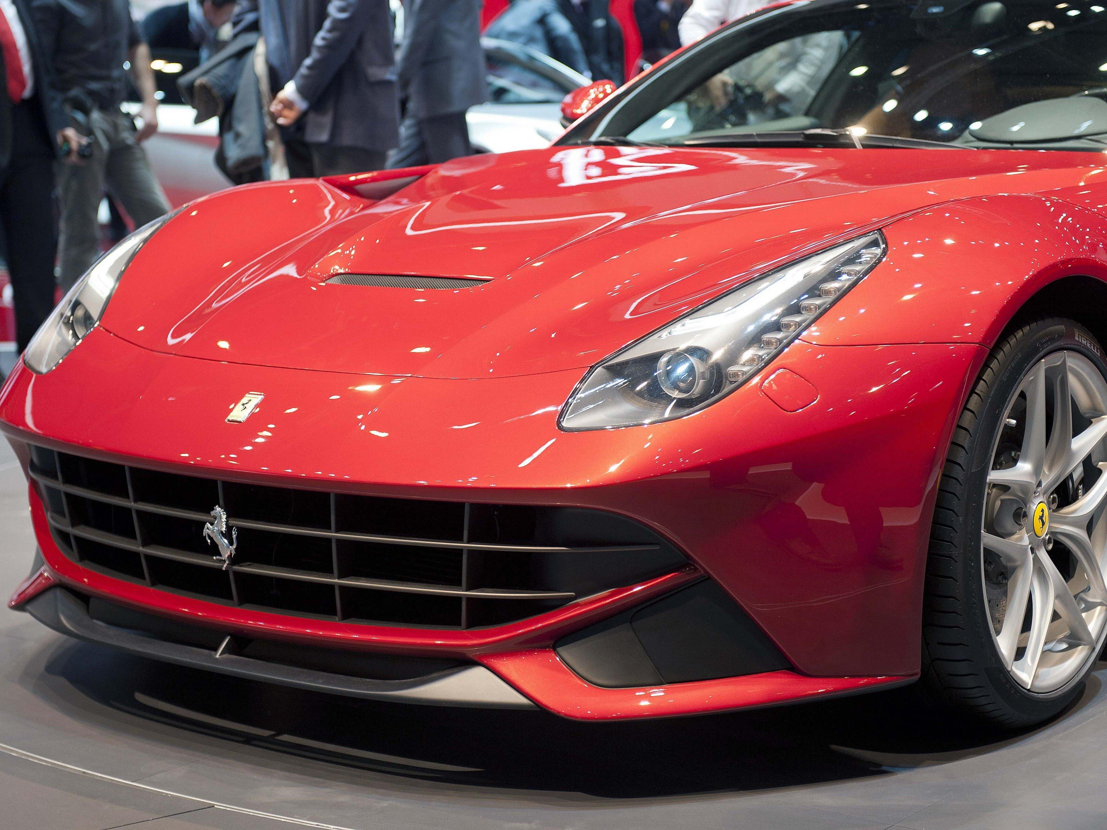 Bei einem Golfturnier in Prag hätte der Präsident des Verwaltungsrats des Schweizer Unternehmens, dem der Ferrari gehört, den 740 PS starken Sportwagen als Werbung für seine Firma verwenden wollen.