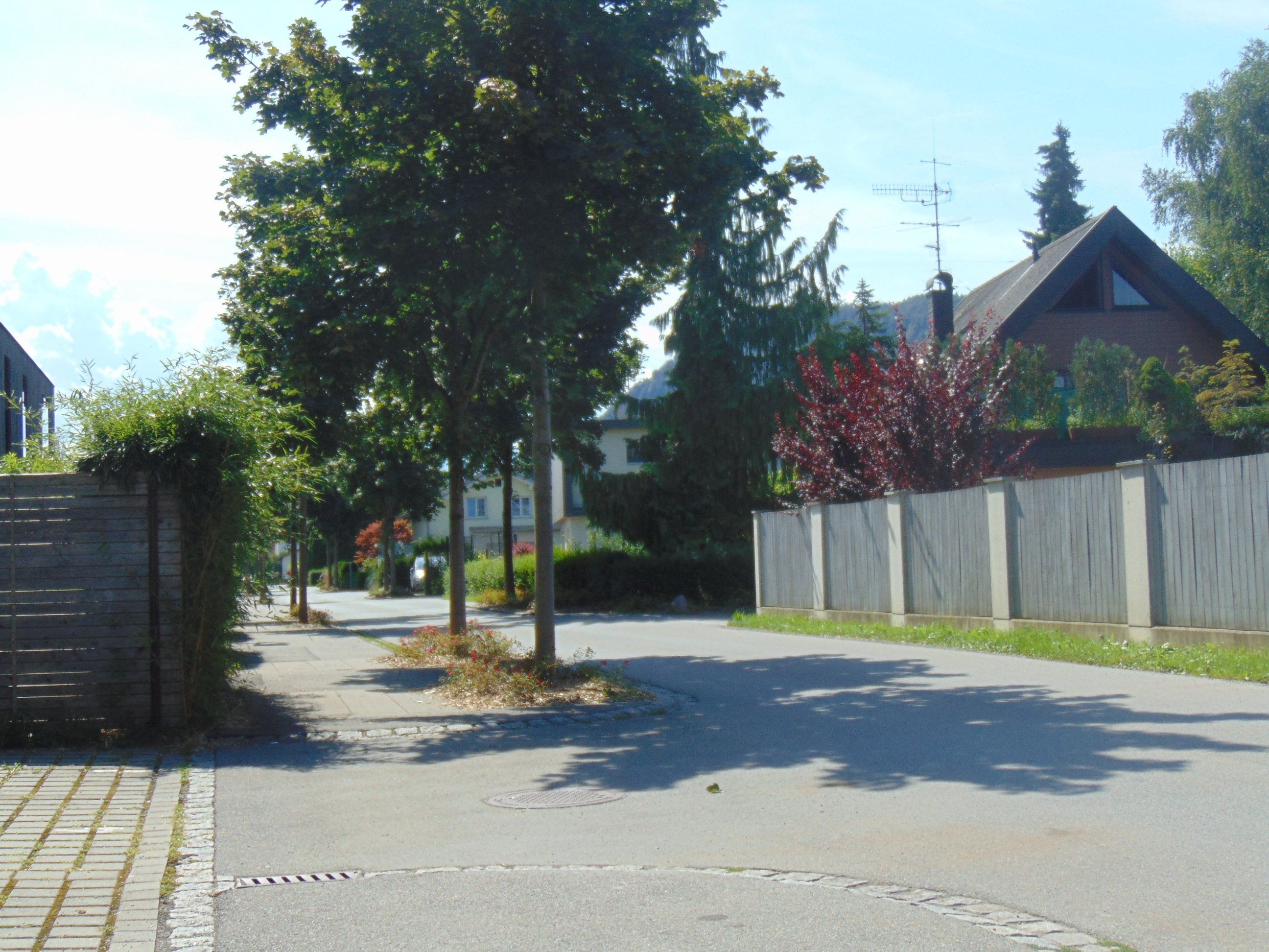 Im Bereich der Strasse Im Hau konnte die neue Schulwegverbindung realisiert werden Im Bereich der Strasse Im Hau konnte die neue Schulwegverbindung realisiert werden