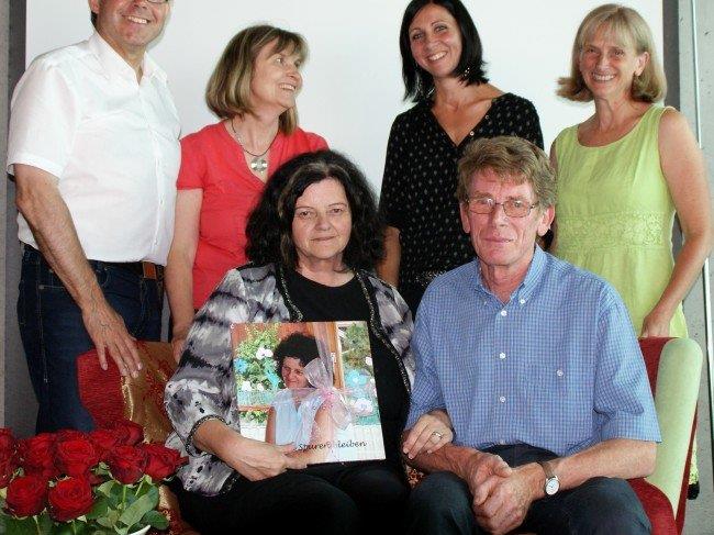Gemeindeverantwortliche und Pädagogen verabschiedeten Rita Eiler (sitzend Bildmitte mit Gatten Kaspar)