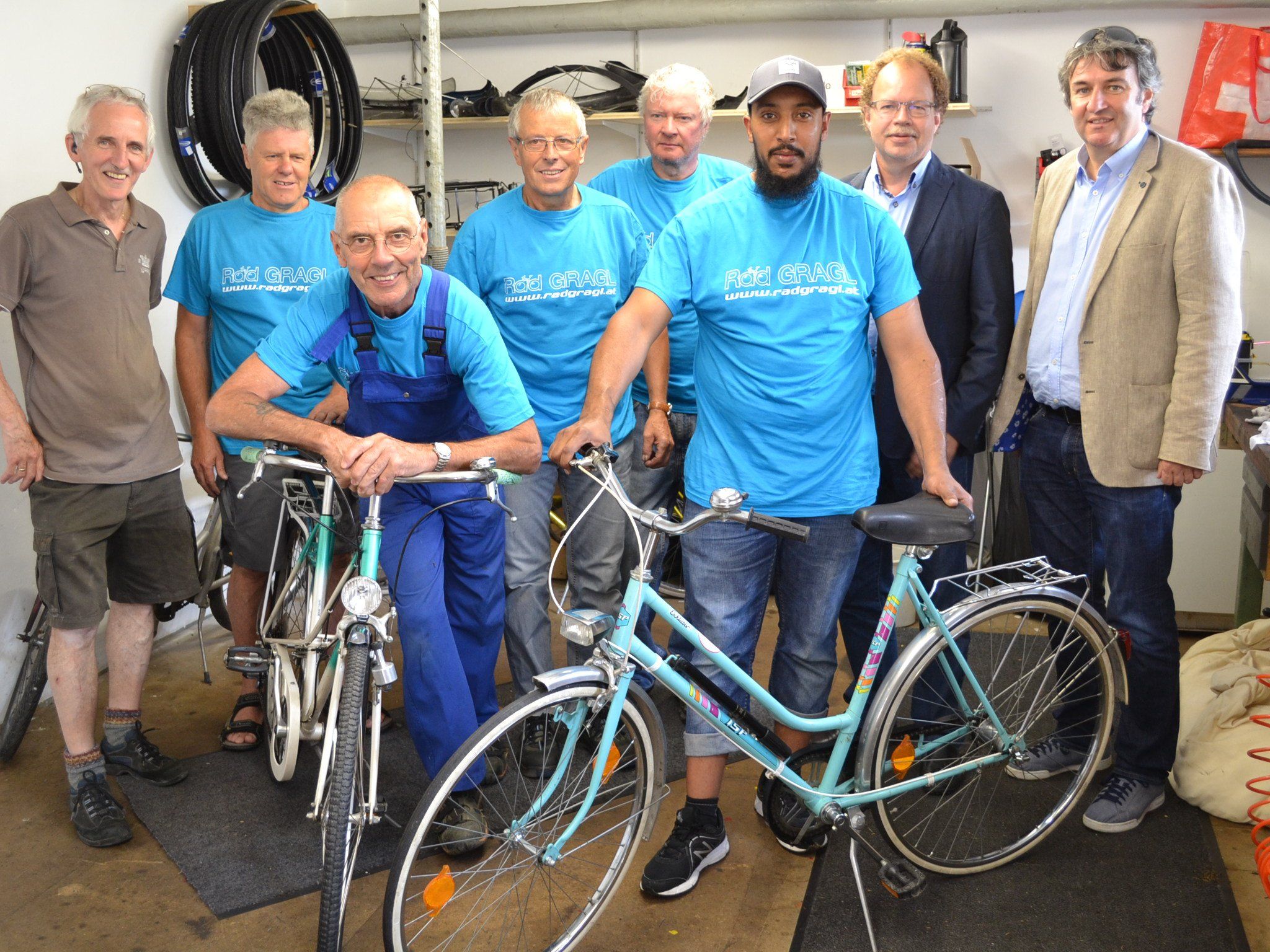 Die Bürgermeister Michael Tinkhauser und Florian Kasseroler sowie Elmar Stüttler (Tischlein deck dich) gratulierten zum Erfolg. Die Bürgermeister Michael Tinkhauser und Florian Kasseroler sowie Elmar Stüttler (Tischlein deck dich) gratulierten zum Erfolg.