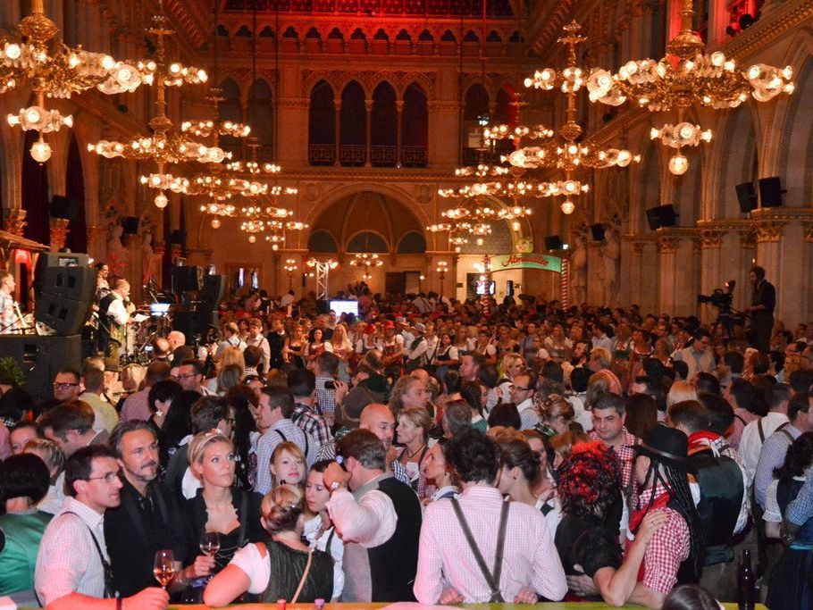 2016 wird der letzte Almdudler Trachtenpärchenball gefeiert. 2016 wird der letzte Almdudler Trachtenpärchenball gefeiert.