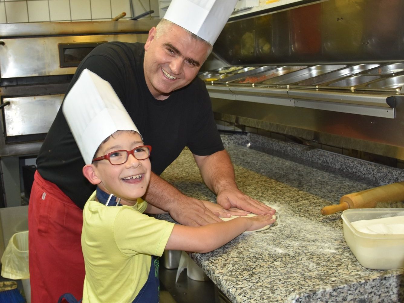 Pizzeriachef Antonio erfüllte dem von der Stunde des Herzens betreuten Joshua sehr gerne den lang ersehnten Wunsch, einmal seine eigene Pizza backen zu dürfen. Pizzeriachef Antonio erfüllte dem von der Stunde des Herzens betreuten Joshua sehr gerne den lang ersehnten Wunsch, einmal seine eigene Pizza backen zu dürfen.