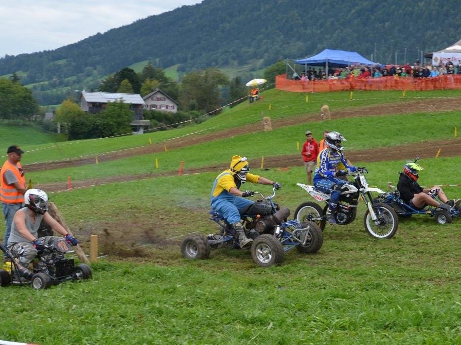 Aktionreiche Szenen bietet das alljährliche Mofacrossrennen im Krumbach.
