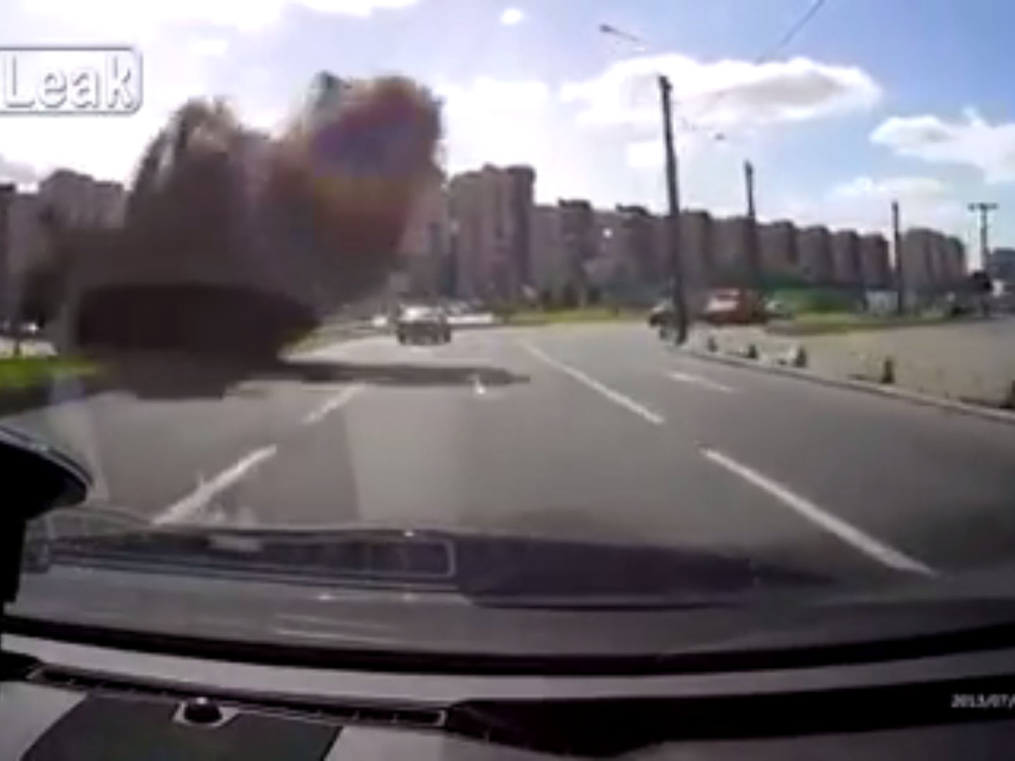 Plötzlich explodiert eine unterirdische Wasserleitung neben der Straße. Plötzlich explodiert eine unterirdische Wasserleitung neben der Straße.