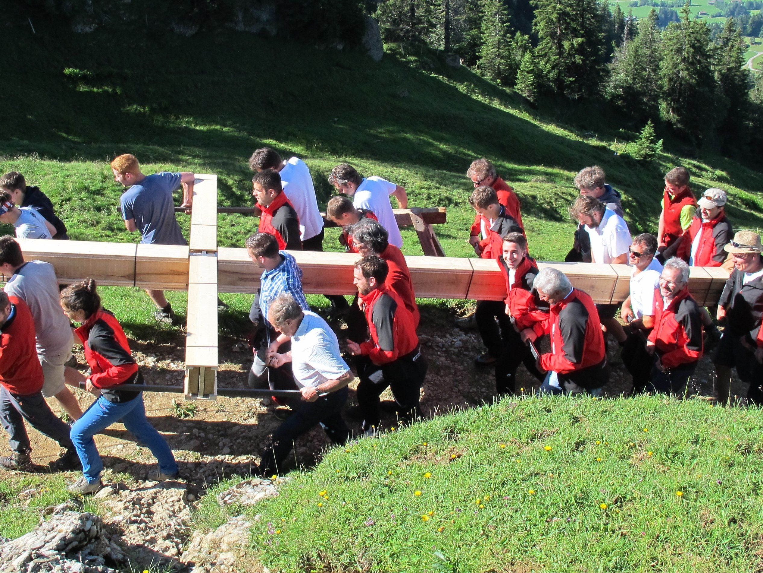 Mit vereinten Kräften wurde das neue Kreuz auf den Gipfel des Hochhäderich getragen.   Mit vereinten Kräften wurde das neue Kreuz auf den Gipfel des Hochhäderich getragen.