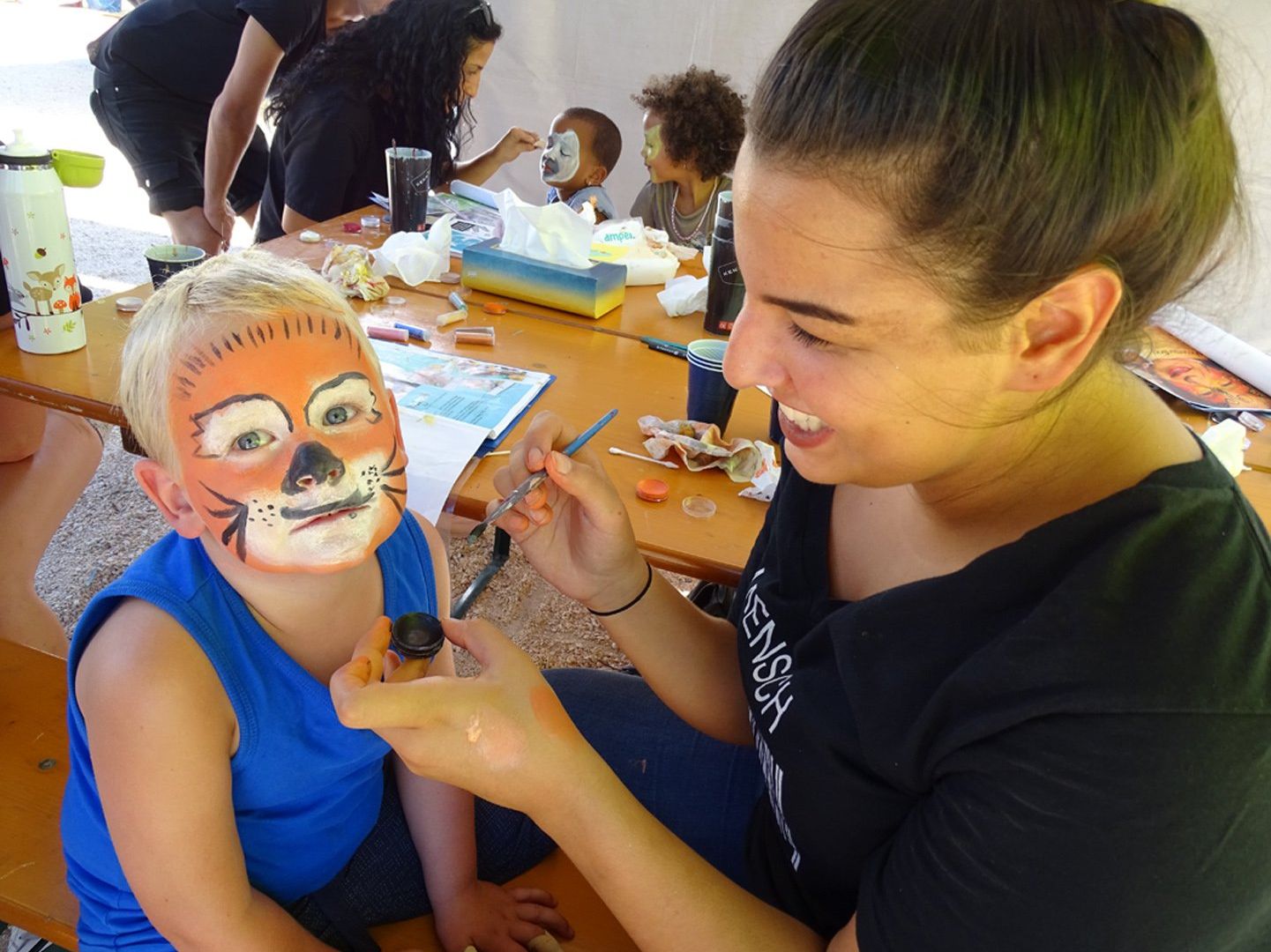 Große Nachfrage herrschte beim Kinderschminken am Stand der Offenen Jugendarbeit (OJAH). Große Nachfrage herrschte beim Kinderschminken am Stand der Offenen Jugendarbeit (OJAH).