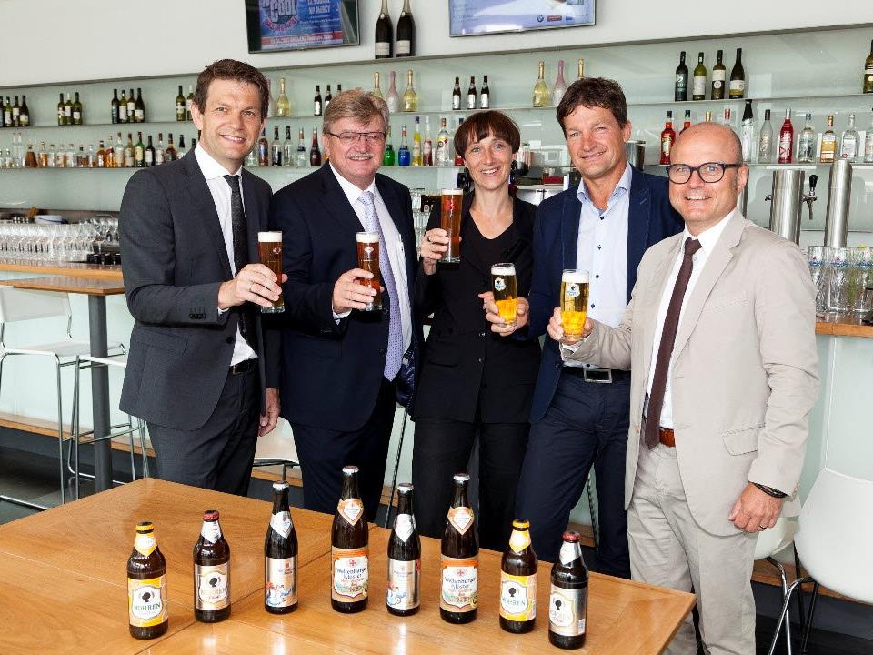 Alle Beteiligten sind mit dem erneuerten Bier-Deal sichtbar zufrieden.