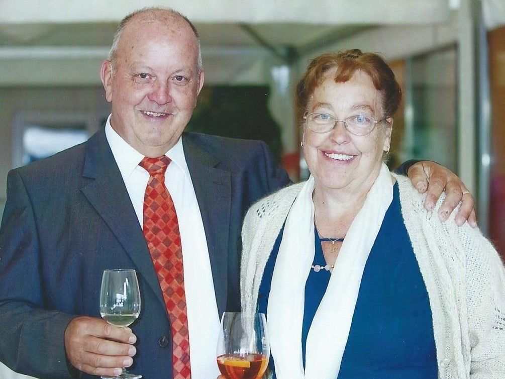 Glücklich und zufrieden feiern Evi und Oskar Summer ihren Jubeltag. Glücklich und zufrieden feiern Evi und Oskar Summer ihren Jubeltag.