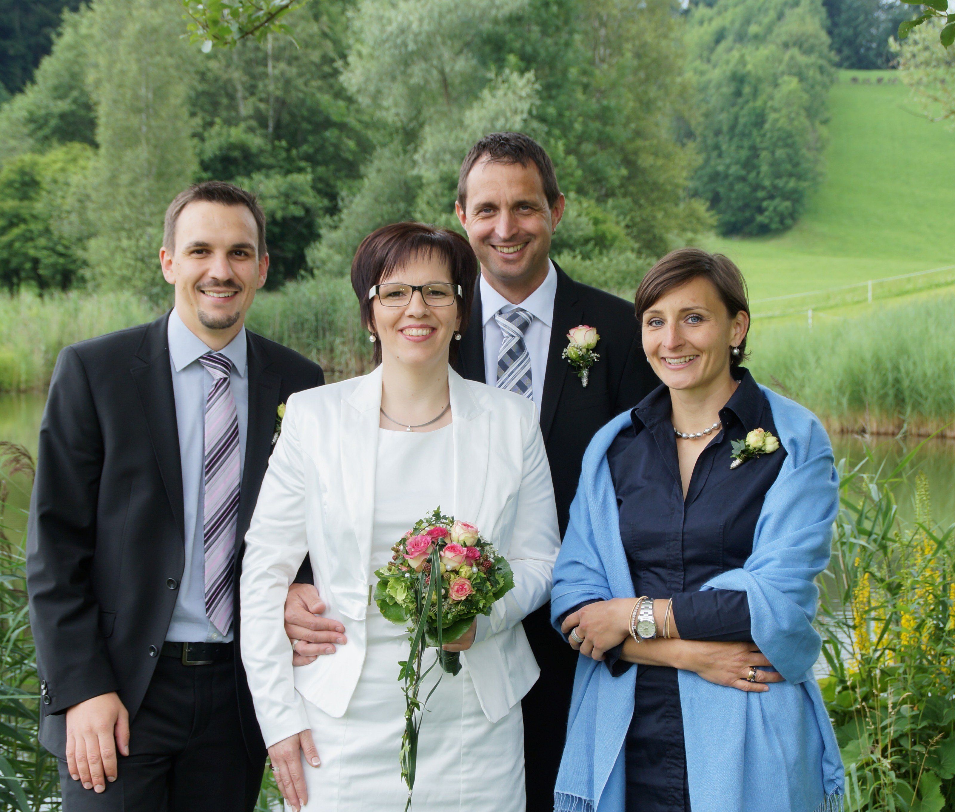 Verena Flatz und  Christian Fink mit ihren Trauzeugen.