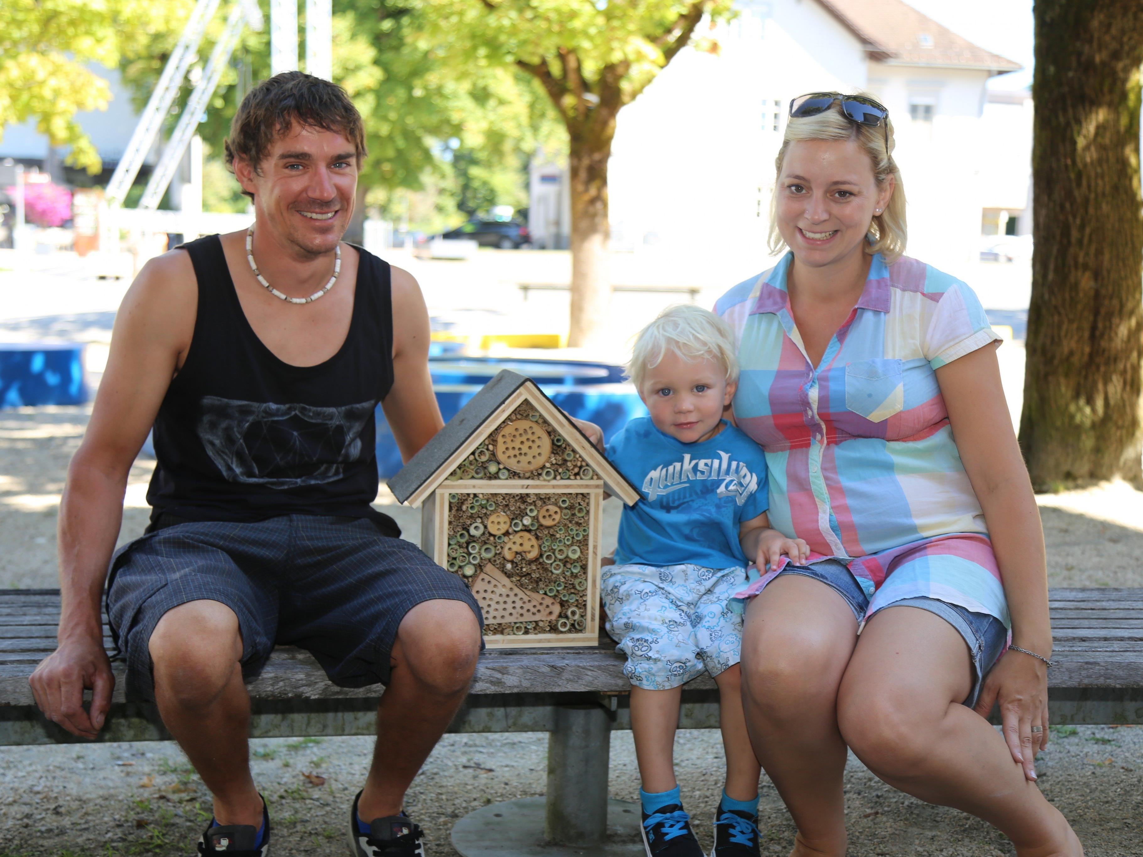 Jannis kam mit seinen Eltern zum Marktplatz Rankweil, um selbst ein Insektenhotel herzustellen.