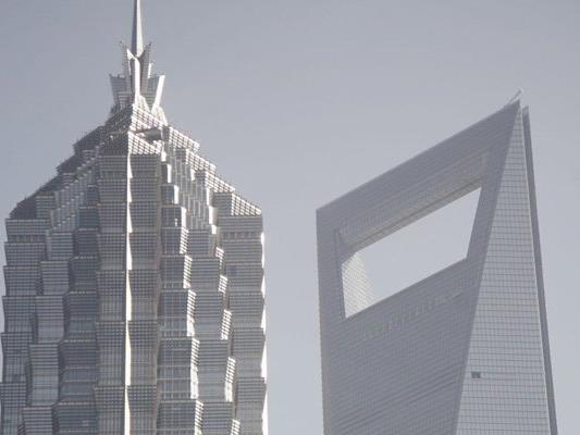 Der Jin Mao Tower (links) in Shanghai gehört zu den größten Wolkenkratzern Chinas.