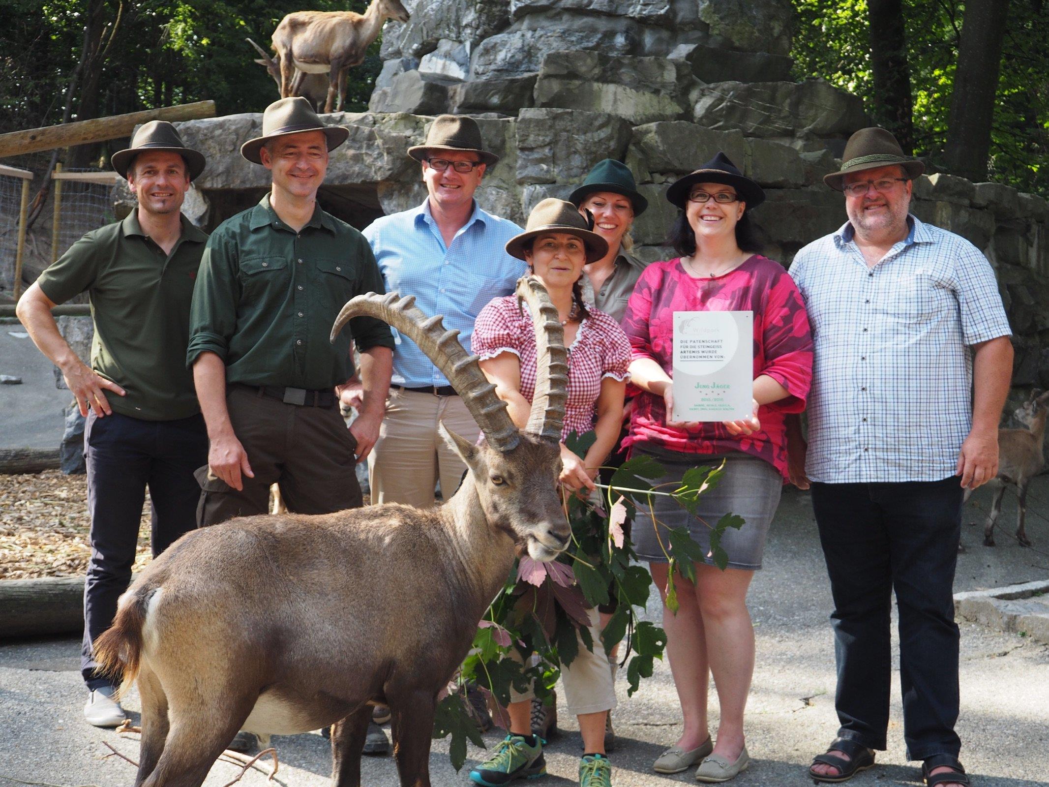 Die Jungjäger Sabine, Nicole, Ursula, Ernst, Ingo, Harald und Walter nahmen den Abschluss ihrer Jagdprüfung zum Anlass, den Wildpark mit einer Patenschaft zu unterstützen.