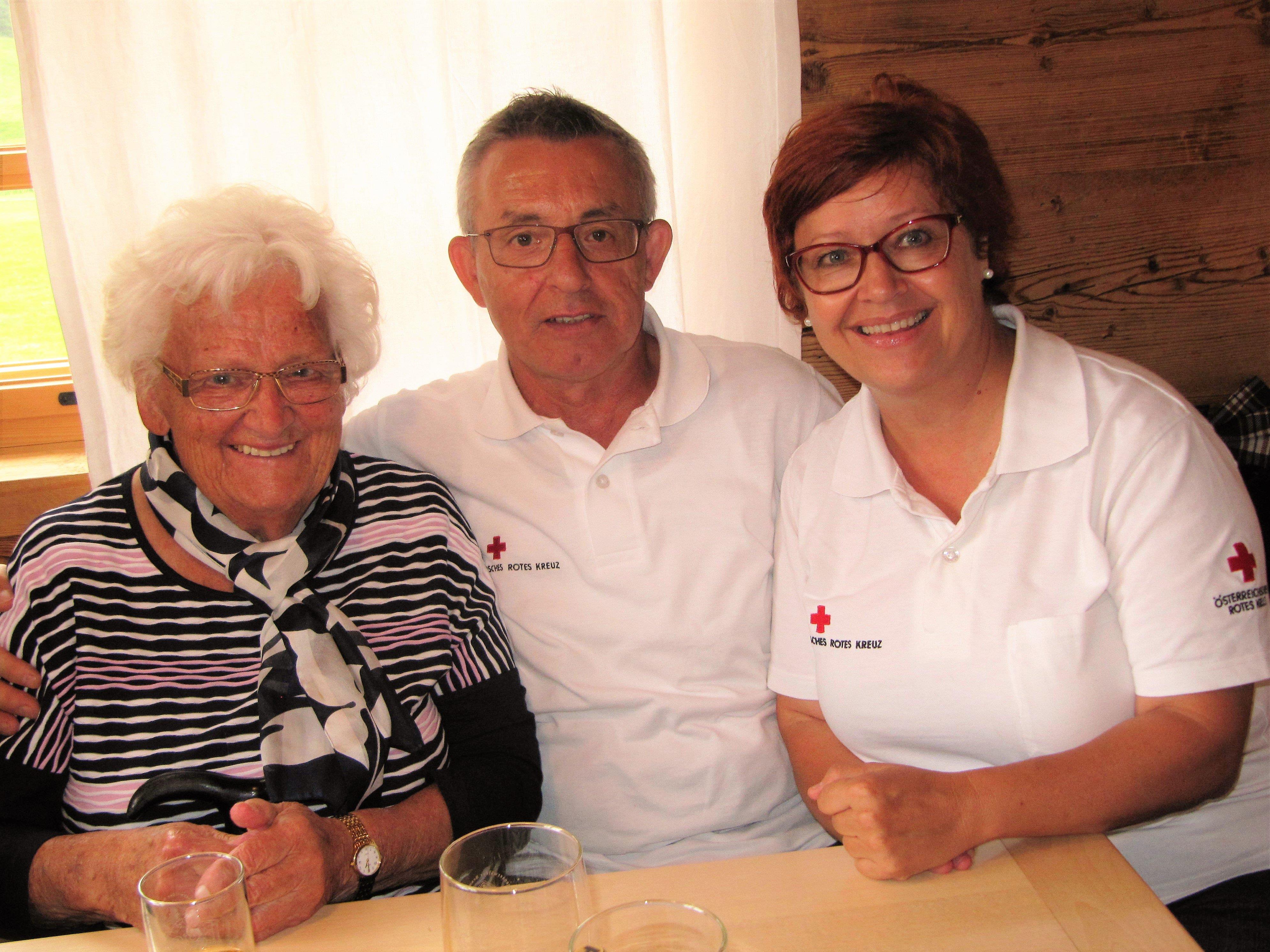 Beim Käsknöpfe essen gab es auch so manches Schwätzchen - Doris Schütz und Franz Reinpacher mit Seniorin.