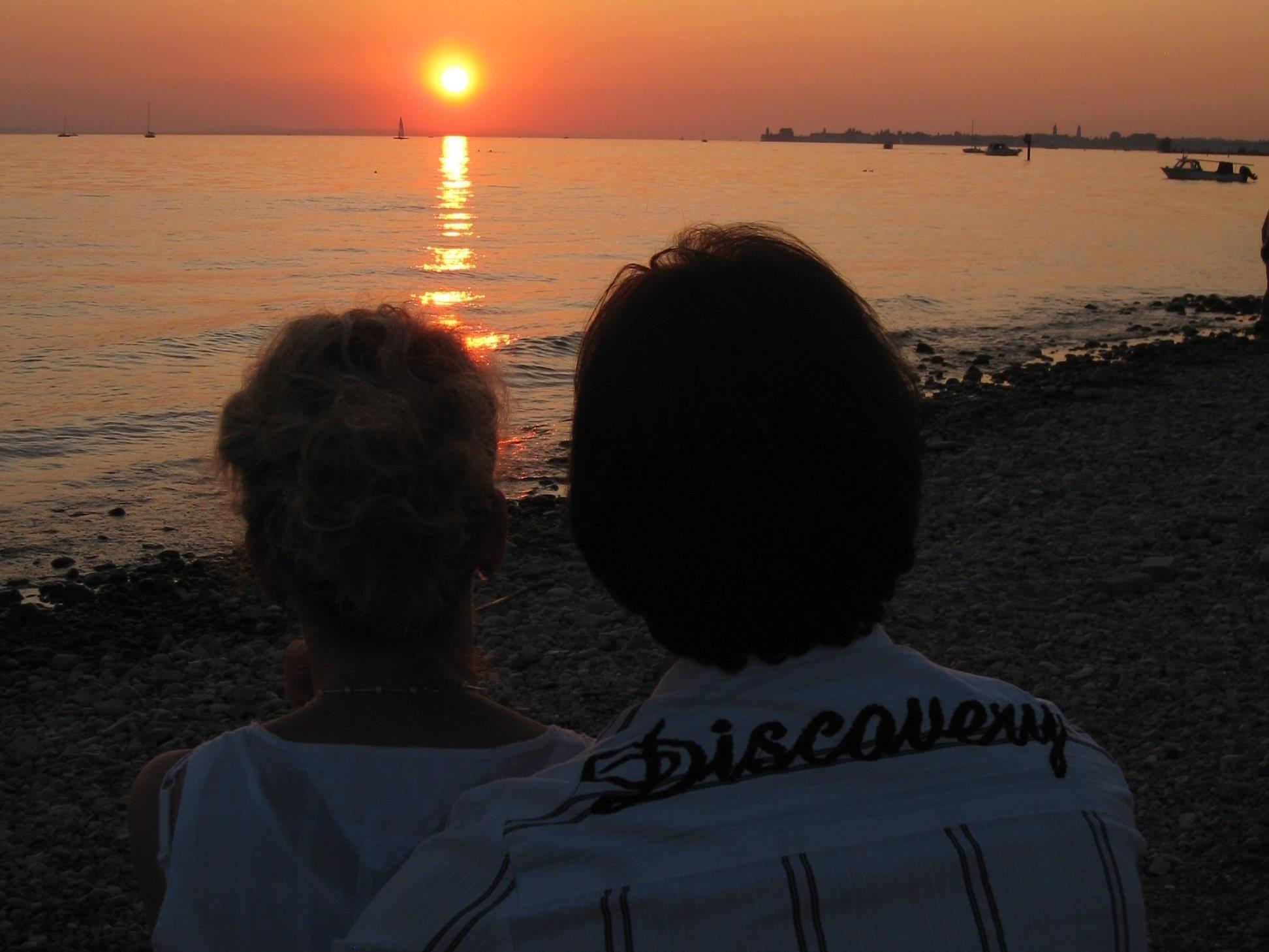 Den Sonnenuntergang am See genießen – Sommer-Beach-Party mit Seegenuss auf der Terrasse des Strandbad-Cafe-Restaurants „Treff am See“.