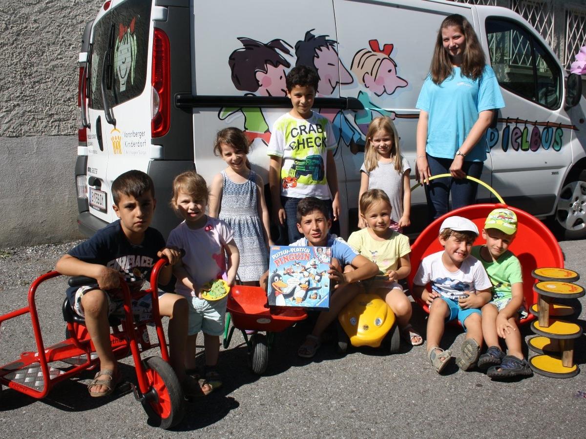 Die Kinder freuten sich, dass auch in diesem Jahr der Spielbus mit großem „Gepäck“ wieder nach Lochau gekommen war.