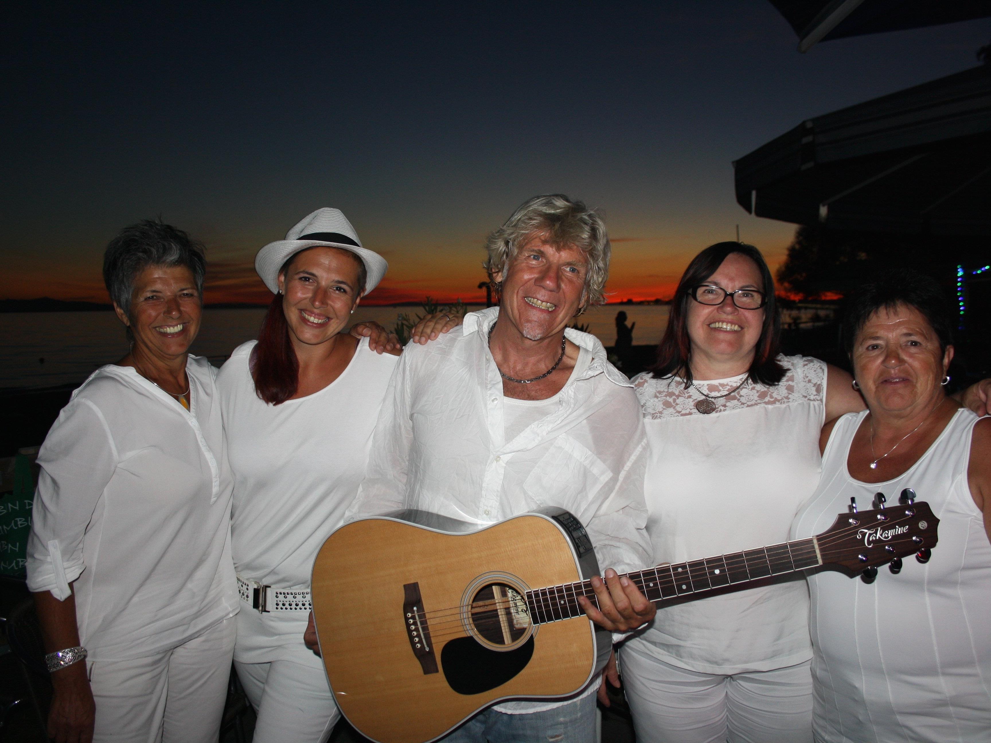 „Alles in Weiß“ hieß es bei der Sommer-Beach-Party im „Treff am See“ mit „Werner unplugged“ und Sängerin Tamara.