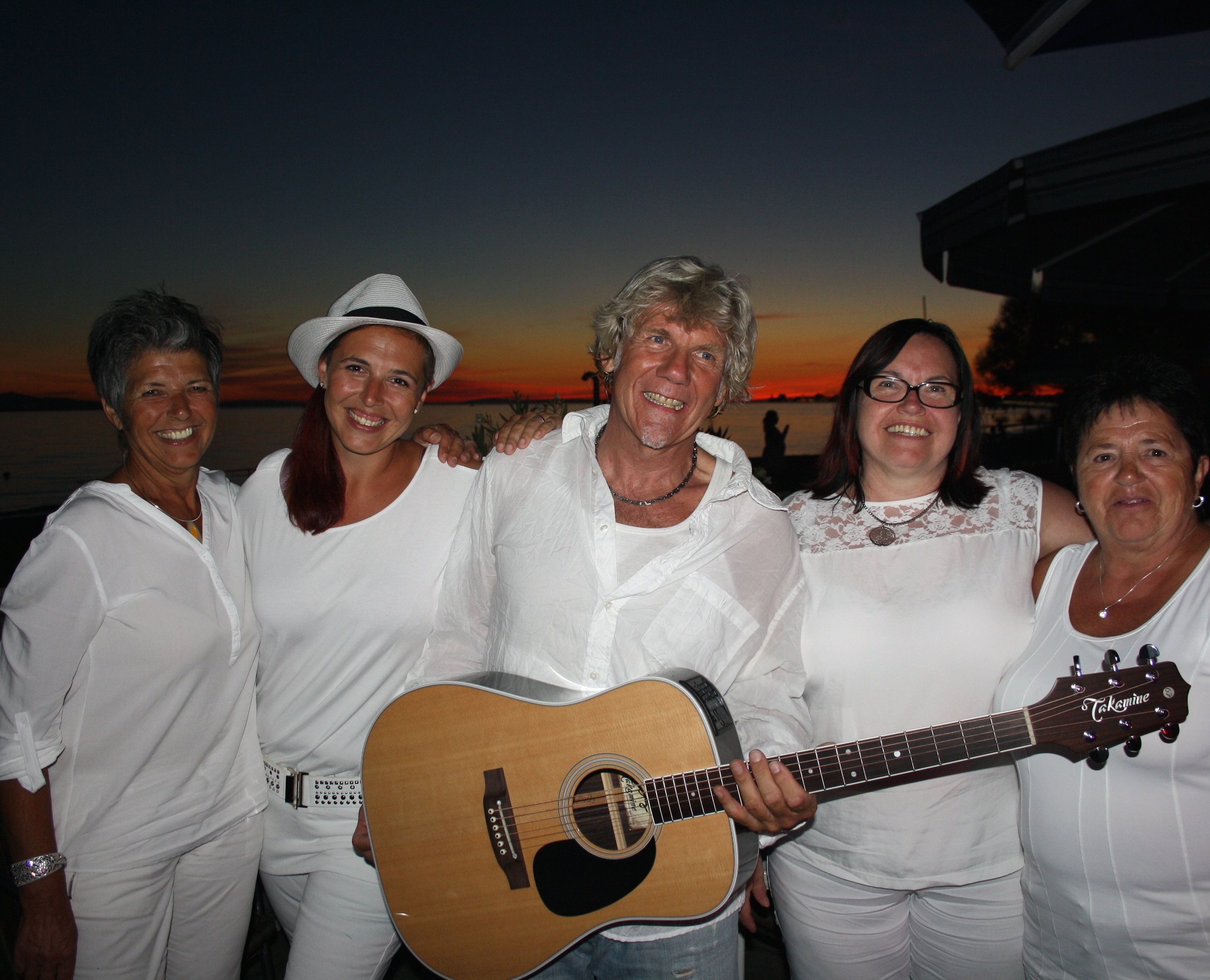 „Alles in Weiß“ hieß es bei der Sommer-Beach-Party im „Treff am See“ mit „Werner unplugged“ und Sängerin Tamara. „Alles in Weiß“ hieß es bei der Sommer-Beach-Party im „Treff am See“ mit „Werner unplugged“ und Sängerin Tamara.