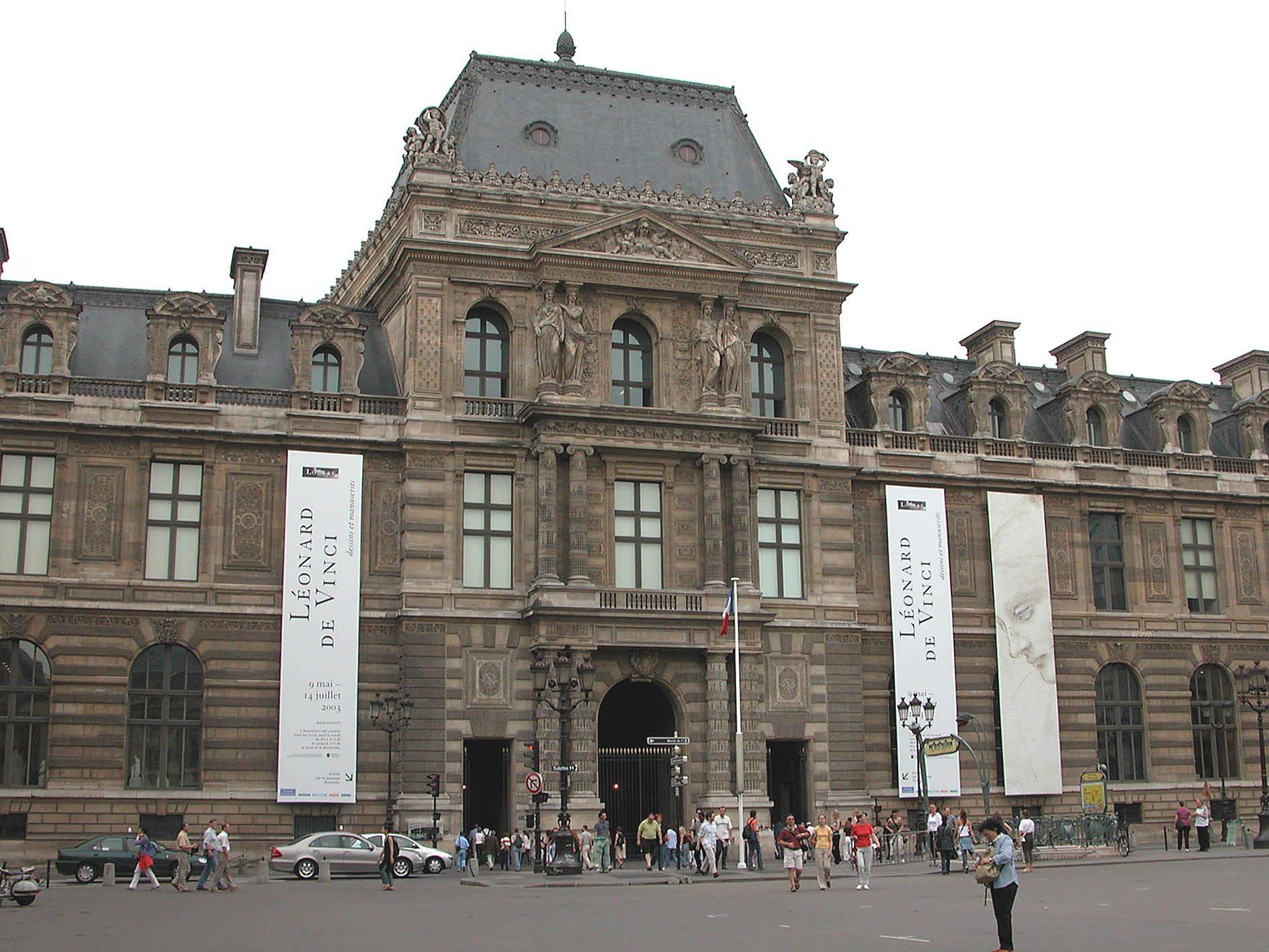 Lange Wartezeiten beim Sightseeing lassen sich mit ein wenig Planung vermeiden - etwa vor dem Louvre in Paris Lange Wartezeiten beim Sightseeing lassen sich mit ein wenig Planung vermeiden - etwa vor dem Louvre in Paris