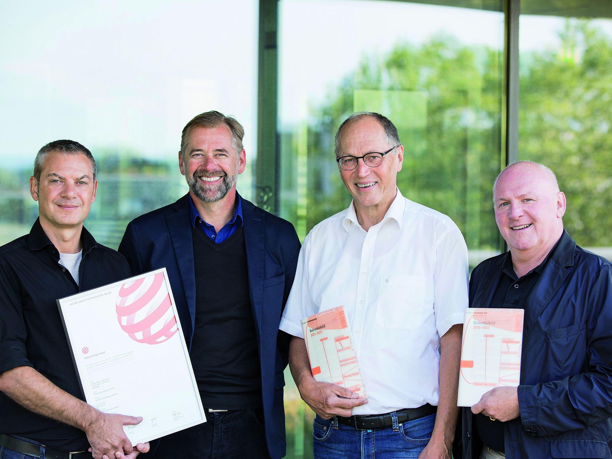 Kurt Dornig (Dornig Grafikdesign), Martin Köck (Druckerei Thurnher), Martin Ruepp (Vizebürgermeister Dornbirn) und Roland Jörg (Kulturamtsleiter Dornbirn) freuen sich über die Auszeichnungen.