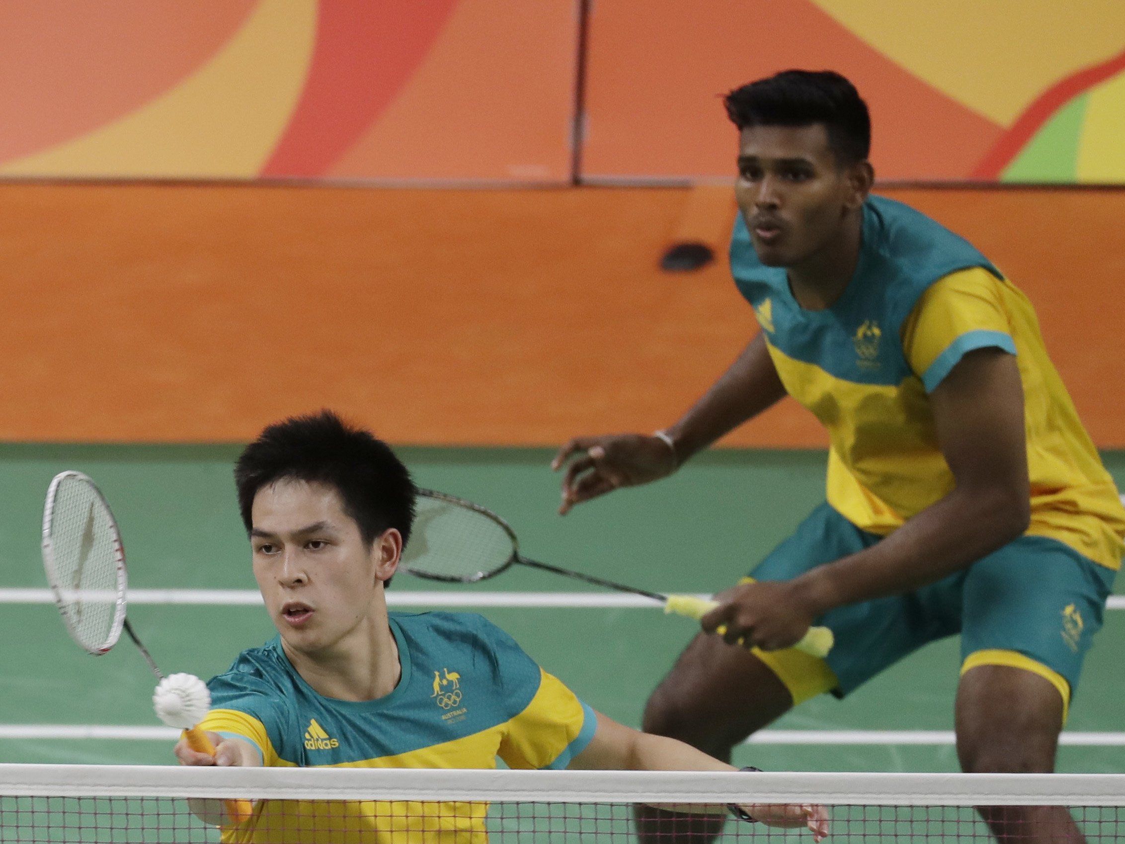 Nach der Olympia Enttäuschung gönnt sich der Sportler wieder einmal Junk-Food. Nach der Olympia Enttäuschung gönnt sich der Sportler wieder einmal Junk-Food.