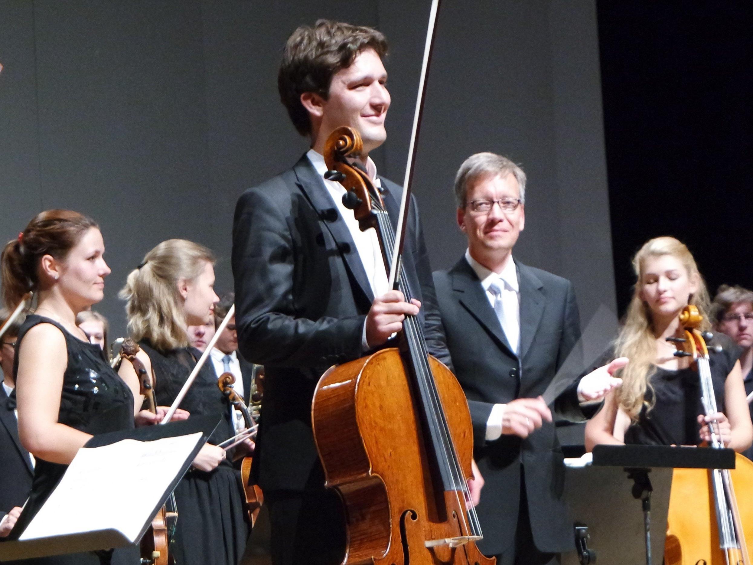 Starcellist Maximilian Hornung mit dem internationalen Jugendorchester.