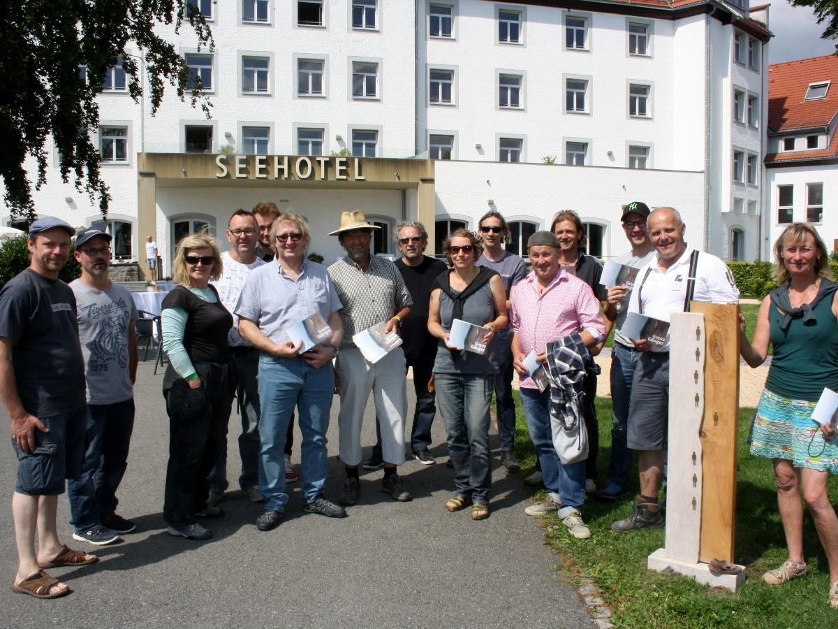 Steinmetze aus Bayern und der Schweiz präsentieren im Park des Seehotel Am Kaiserstrand zur Festspielzeit 21 Exponate zum Thema Flucht und Völkerwanderung.