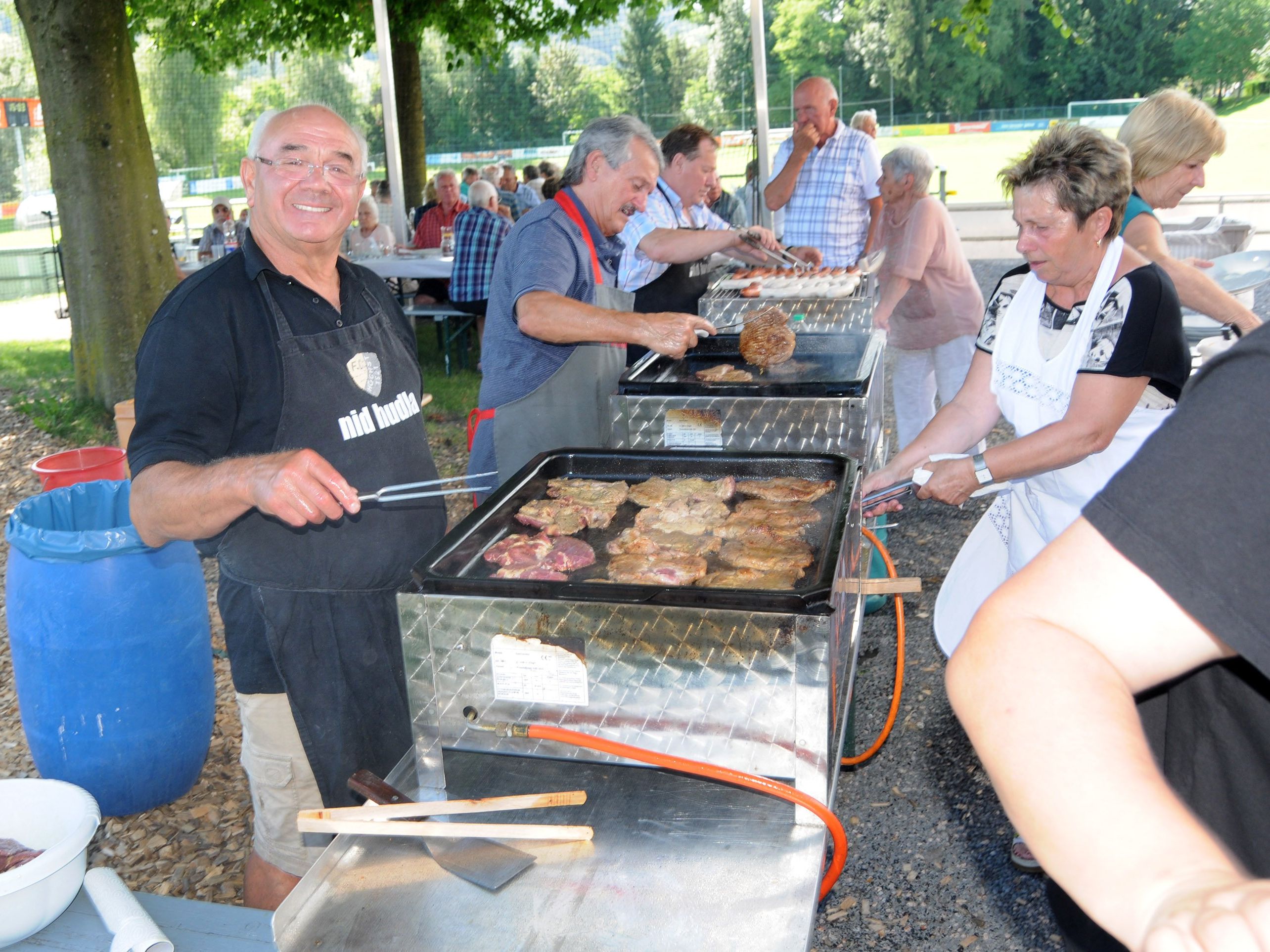 Bestes Fleisch und feine Würste samt Kartoffelsalat oder Brot für die Senioren in Höchst Bestes Fleisch und feine Würste samt Kartoffelsalat oder Brot für die Senioren in Höchst