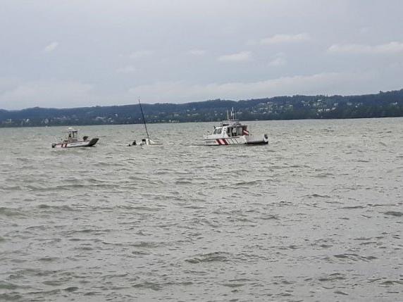 Die Wasserrettung barg beide Segler unverletzt aus dem Bodensee.