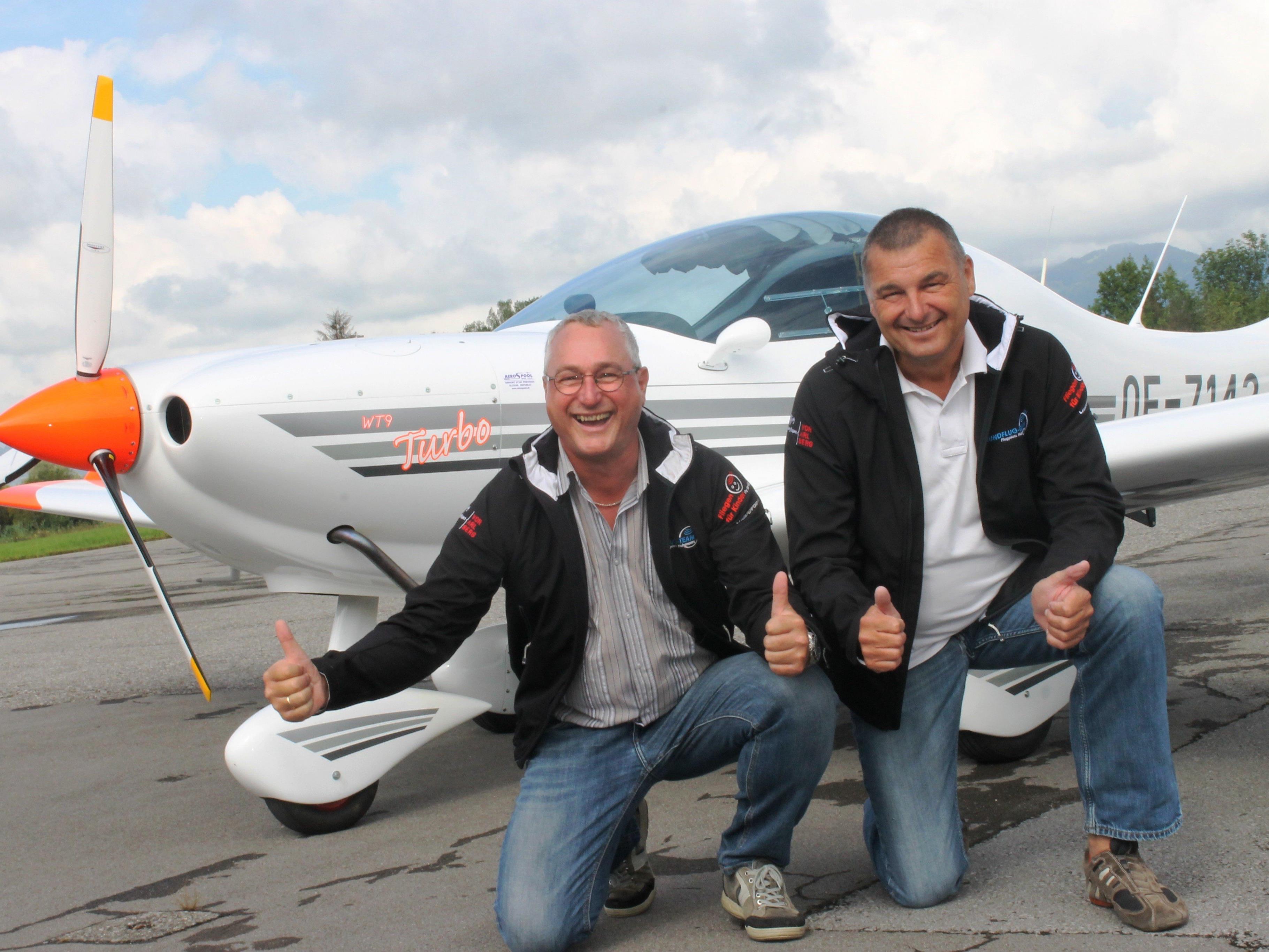 HGSV-Obmann Sven Kolb und Chefkassier Dietmar Fetz freuen sich sehr über dieses zeitgemäße und sehr moderne, neue Schleppflugzeug.