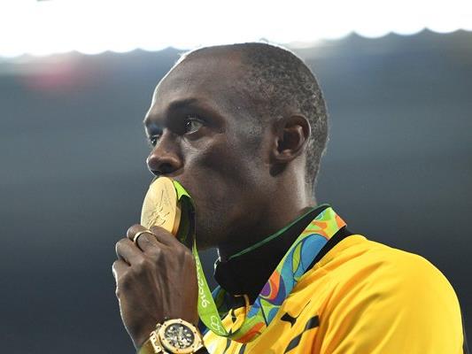 Sprintstar Usain Bolt mit seiner Goldmedaille nach dem 100-Meter-Finale der Herren.