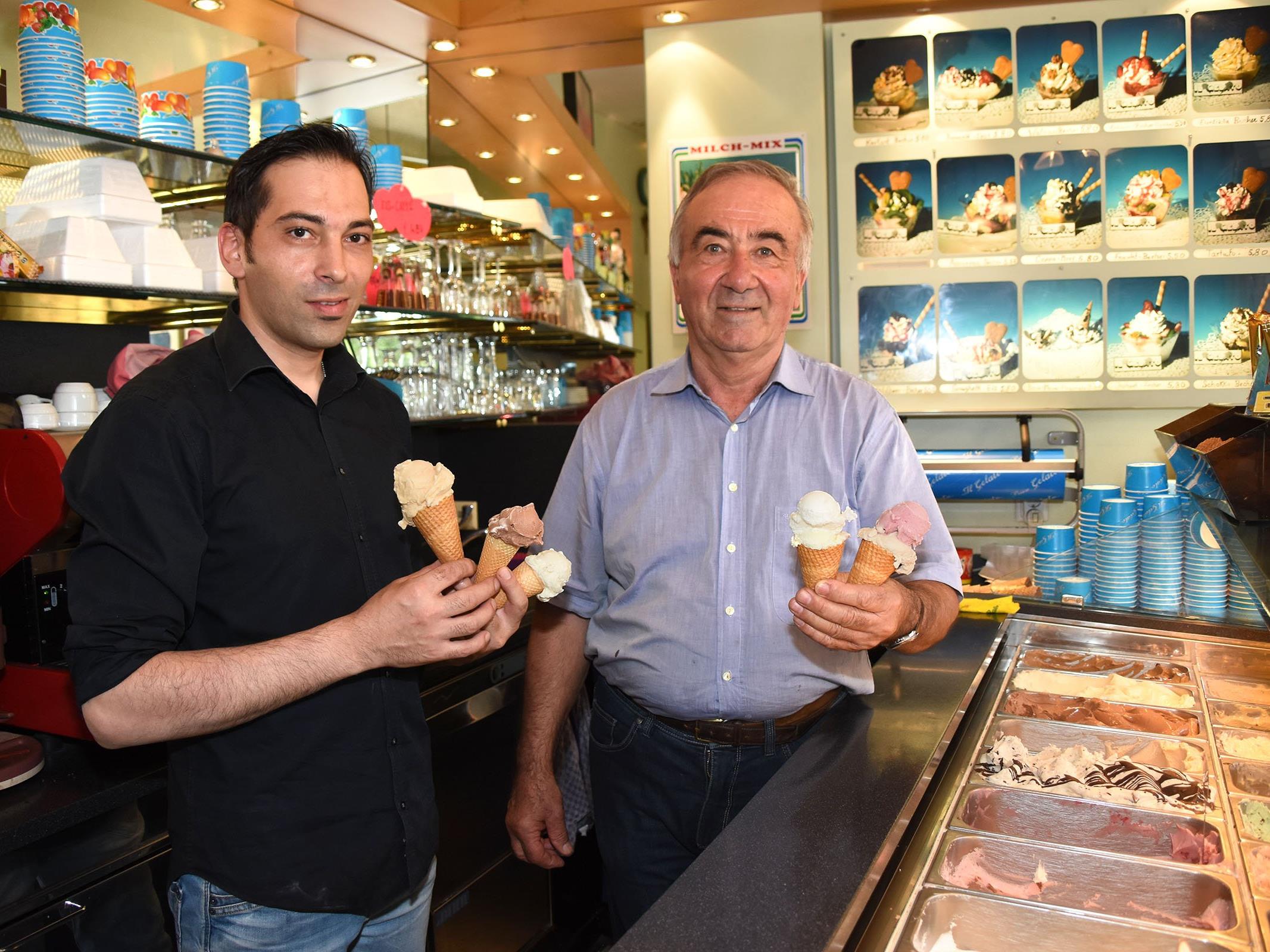 Giusto Marin und sein Sohn Federico in ihrem "Il Gelato" beim Bahnhof Bludenz, wo sie Tag für Tag etwa 30 Eissorten produzieren und verkaufen.
