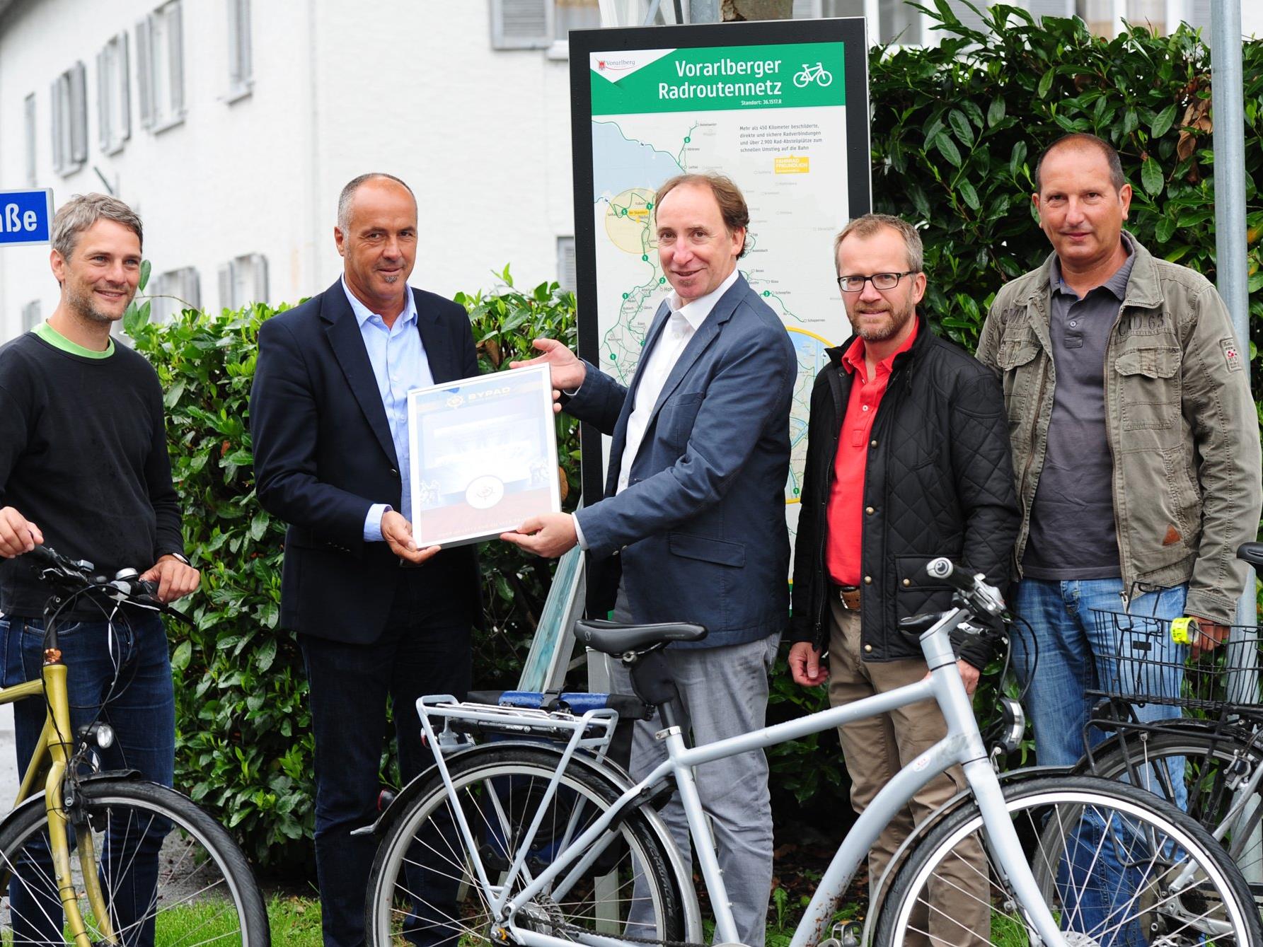 Zertifizierte Radverkehrspolitik: LR Rauch übergibt Fahrrad-Zertifikat an Bgm. Herbert Sparr, Gemeinderat Markus Bacher und den Höchster Fahrradbeauftragten Peter Plank.