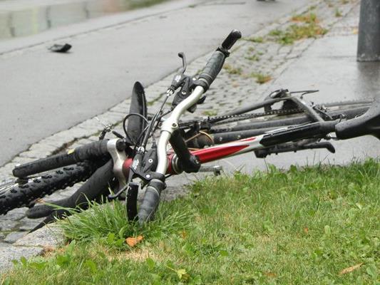 Eine Frau stürzt betrunken mit dem Fahrrad. Ob sie fuhr oder lief, lässt sich nicht beweisen - eine Strafe bleibt ihr nun erspart.