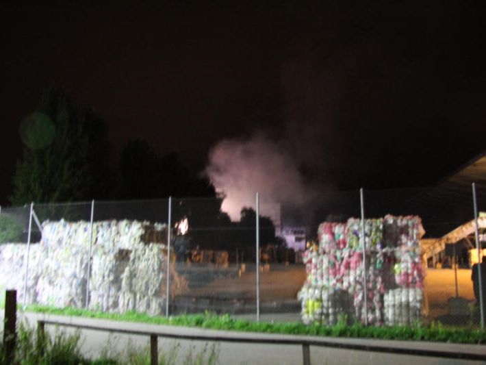 Feuerwehreinsatz in den frühen Morgenstunden Feuerwehreinsatz in den frühen Morgenstunden