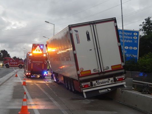 Die A4 wurde für die Dauer der Lkw-Bergung komplett gesperrt. Die A4 wurde für die Dauer der Lkw-Bergung komplett gesperrt.